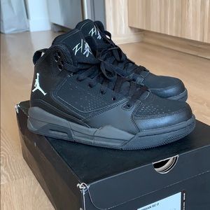 Jordan Flights Black men’s size 7/women’s 8.5